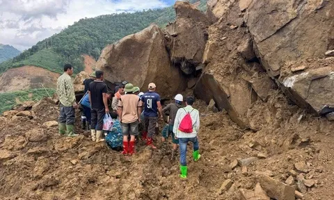 Vụ ô tô chở 3 người mất tích bí ẩn ở Lào Cai: Tìm thấy chiếc xe dưới đống đất đá, hiện trường "ngoài sức tưởng tượng"