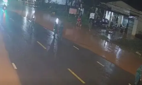 Vụ chủ tịch xã bị ô tô 7 chỗ tông tử vong: Camera ghi lại giây phút kinh hoàng và chuyển động "bất thường" của chiếc xe