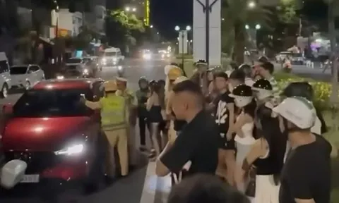 Vụ nữ tài xế "phớt lờ" hiệu lệnh CSGT, hút bóng cười ngay trên ô tô: Khai mua "hàng cấm" với giá 4 triệu đồng