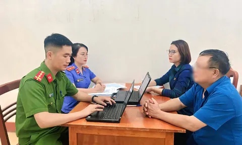 "Quý ông" 59 tuổi chi 600.000 đồng "mua vui" trong nhà nghỉ: 2 người bị khởi tố cùng là ai?