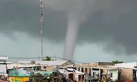 Clip: Vòi rồng "khổng lồ" xuất hiện ở Cà Mau, nhân chứng tiết lộ điều đặc biệt