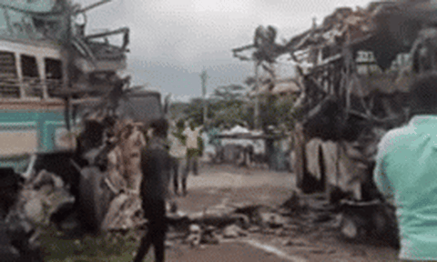 Hai xe buýt va chạm trực diện, 6 người tử vong và 32 người bị thương, hiện trường đau lòng