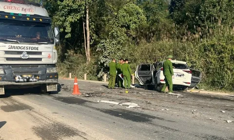 Ô tô 7 chỗ "đấu đầu" xe tải, 4 người tử vong ở Lạng Sơn: Camera ghi lại khoảnh khắc va chạm đáng sợ