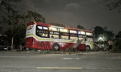Camera ghi khoảnh khắc xe khách giường nằm bất ngờ lao lề trái tông 2 người tử vong, 1 người bị thương, tiết lộ kết quả nồng độ cồn, ma túy của tài xế