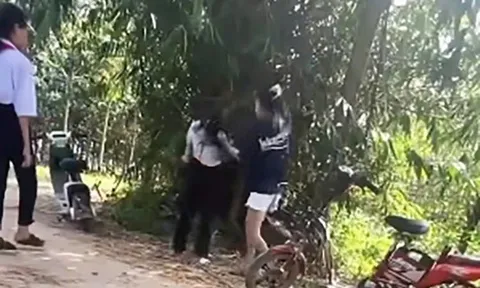 Người mẹ đến công an trình báo con gái bị nữ sinh lớp 9 ép vào nghĩa trang hành hung, tung clip lên mạng: Hé lộ thông tin "sốc"