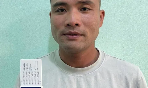 Đoàn Hát Vang ra đầu thú