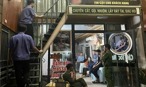 Bắt quả tang 3 đôi nam nữ "vui vẻ" trong quán karaoke ở Hà Nội, lộ danh tính "tú bà"