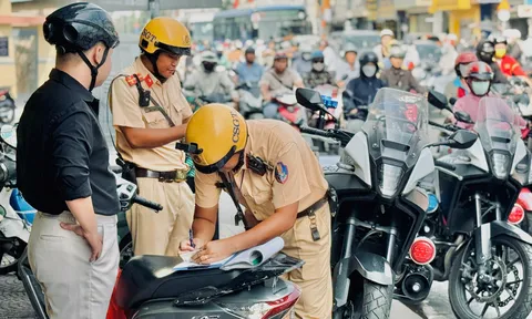 Năm 2026, mức phạt tiền đậu xe máy trên vỉa hè trái phép quy định thế nào?