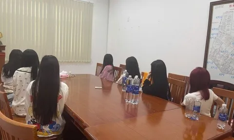 Bắt quả tang cặp nam nữ "vui vẻ" trong căn phòng 502, lật tẩy "bí mật động trời" của nhóm "chân dài"