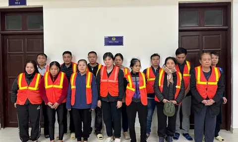 Phát hiện "bí mật động trời" trên con thuyền neo bờ sông Hồng, nhiều "quý bà" bị bắt