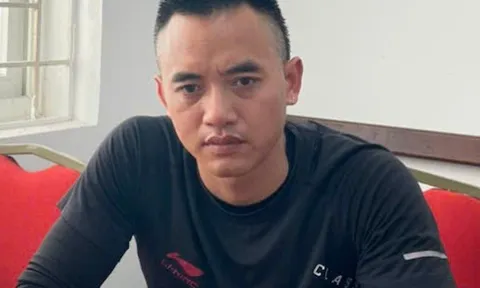 Lộ chân tướng tài xế tạt đầu xe máy khiến 3 người suýt ngã vào gầm ô tô tải ở Hà Nội