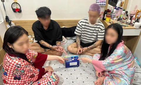 Bắt quả tang 2 cặp đôi nam nữ làm "chuyện động trời" trong phòng ngủ