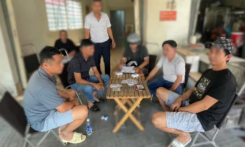 Bắt quả tang 4 người đàn ông "làm chuyện xấu hổ" tại quán cà phê, hiện trường có 52 lá bài tây