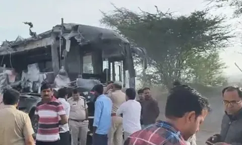 Tai nạn kinh hoàng giữa xe buýt và xe tải: 5 người chết, nhiều người bị thương