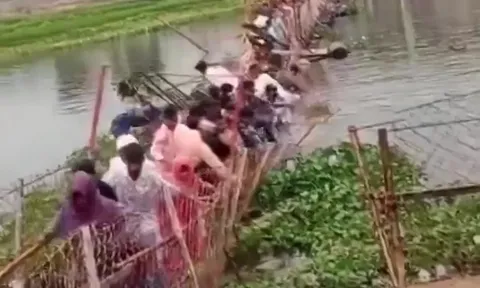 Clip sốc: Cầu phao bất ngờ đổ sập, 4 trẻ em tử vong, nhiều người mất tích