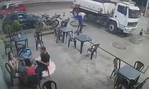 Clip: Đánh rơi que diêm châm thuốc lá, người đàn ông suýt biến trạm xăng thành biển lửa