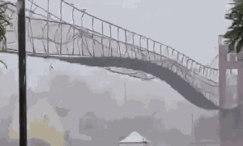 Clip: Khoảnh khắc cây cầu rung lắc dữ dội trong siêu bão Fung-wong ở Philippines