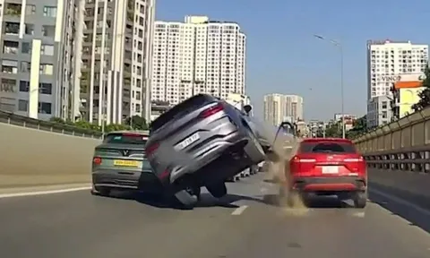 Ô tô lao đi mất kiểm soát, tông liên tiếp 2 xe khác vì nghi tài xế buồn ngủ