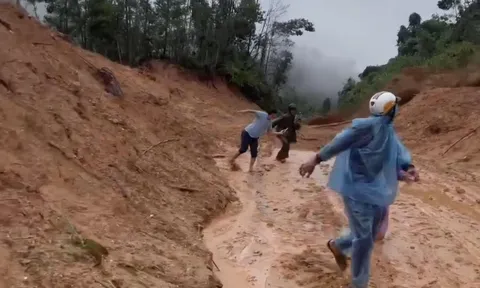 Khoảnh khắc đất đá sạt lở đổ ập xuống đường, nhóm người thoát nạn trong gang tấc