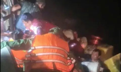 Cứu nạn thành công 13 ngư dân chìm tàu trên biển ở Cà Mau