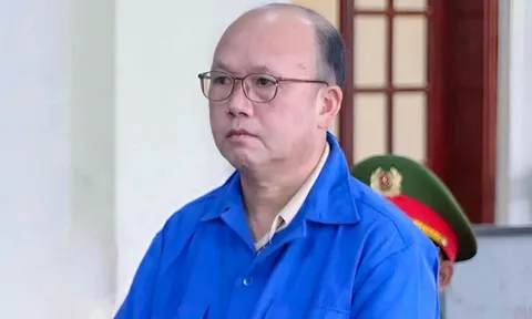 18 năm tù cho cựu bí thư xã "làm thêm" bằng... chở ma tuý thuê