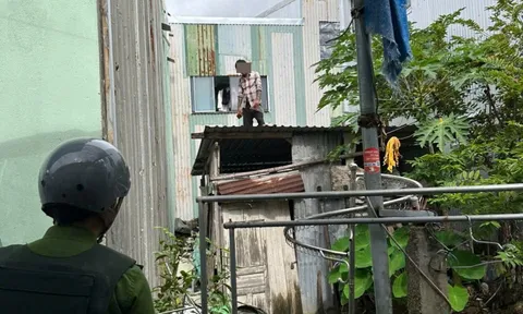 Khống chế nam thanh niên biểu hiện loạn thần, cầm kính vỡ, leo mái nhà gây náo loạn khu dân cư