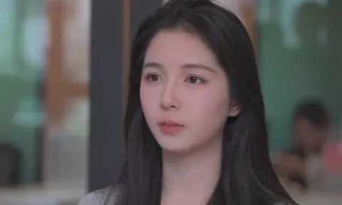 Thủ khoa đại học bị cha cấm livestream vì quá xinh đẹp