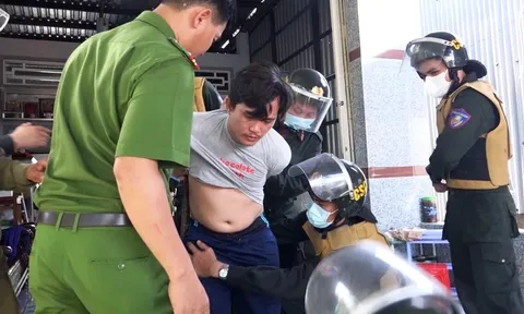 Khởi tố vụ án con trai đánh mẹ bị thương, đâm cán bộ bảo vệ