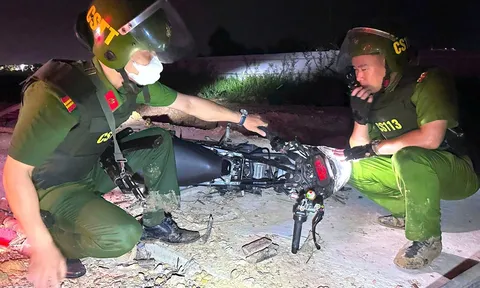 Cảnh sát nổ gần 10 phát súng chỉ thiên trấn áp nhóm "quái xế" manh động