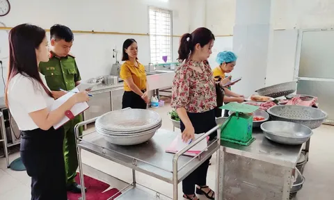 Người tiêu dùng “đứng ngồi không yên" khi 25/36 cơ sở kinh doanh thực phẩm tại Hà Nội vi phạm
