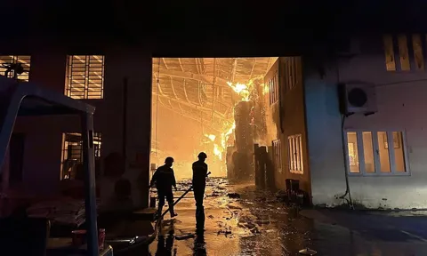 Clip kinh hoàng: Cháy lớn tại công ty bao bì ở Bình Dương