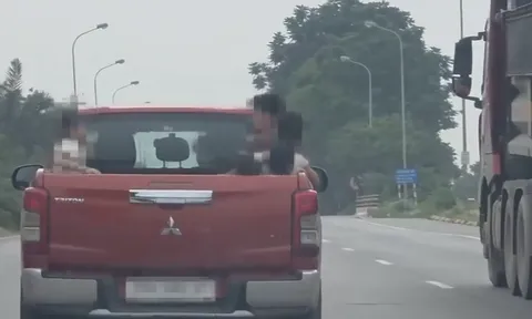 Clip: 6 trẻ em trên thùng xe bán tải lưu thông ở đại lộ Thăng Long, tài xế bị trừ 6 điểm GPLX và nộp phạt
