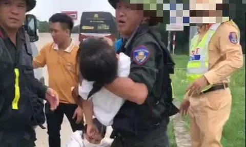 Thót tim: Cháu bé co giật trên cao tốc, CSGT mở đường đưa đi cấp cứu