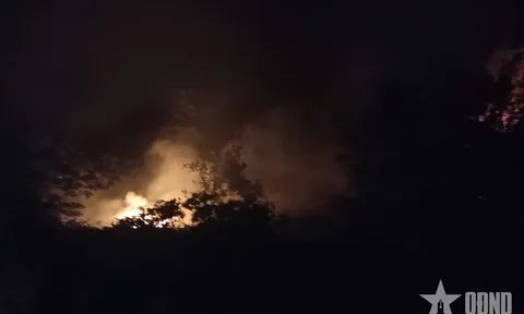 Cháy rừng dữ dội trên núi Bàn Cờ, hàng trăm người cùng nhau dập lửa