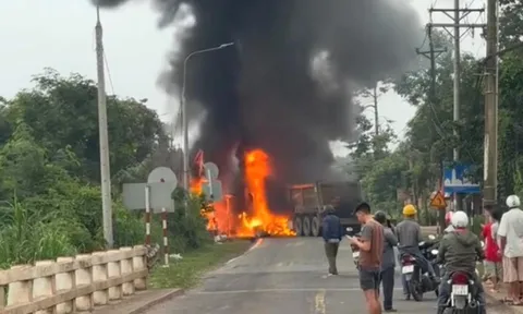 Clip: 2 xe đầu kéo tông nhau, cháy ngùn ngụt, khói đen bốc cao hàng chục mét