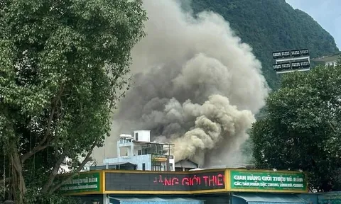 Nhà nghỉ ở Tuyên Quang bị cháy, khói kèm lửa bốc lên ngùn ngụt