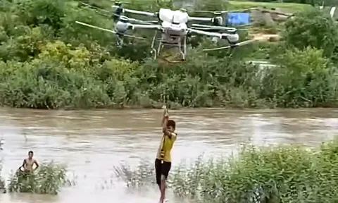 Clip: Nghẹt thở khoảnh khắc dùng flycam hạng nặng giải cứu 2 bé mắc kẹt giữa dòng lũ