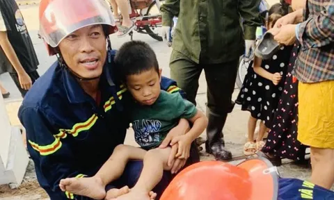 Thót tim pha giải cứu bé trai 5 tuổi kẹt chân trong ống nước sâu