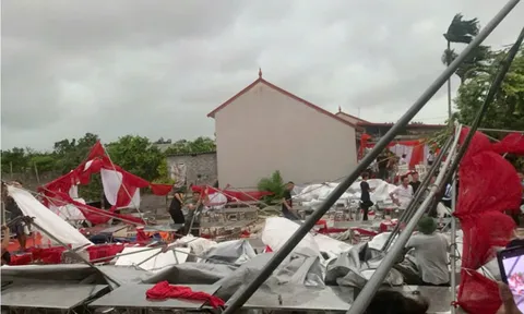 Tiệc cưới chưa kịp bắt đầu, dông lốc thổi tan 30 mâm cỗ khiến ai nấy hoảng loạn