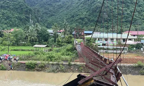 Điện Biên: Cầu treo đứt cáp, xe chở cán bộ xã đi chống bão rơi xuống sông