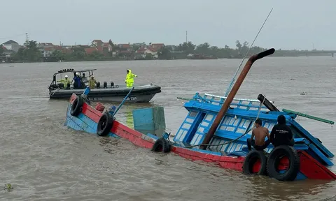 Bão Wipha khiến tàu cá lật úp trên sông Chanh, cảnh sát cứu cả 9 người thoát chết