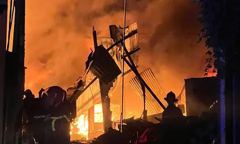 Hoảng loạn giữa đêm: Lửa bùng phát dữ dội tại kho phế liệu, cháy lan xưởng gỗ