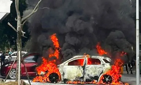 Ô tô bất ngờ bùng cháy, thiêu rụi toàn bộ chiếc xe