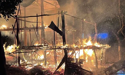 Nhà cháy dữ dội lúc đang ngủ, người phụ nữ ôm 3 con nhỏ chạy thoát thần kỳ