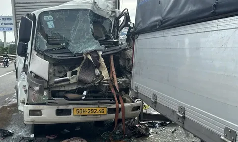 Đầu xe tải nát bét, tài xế tử vong sau cú va chạm với xe tải