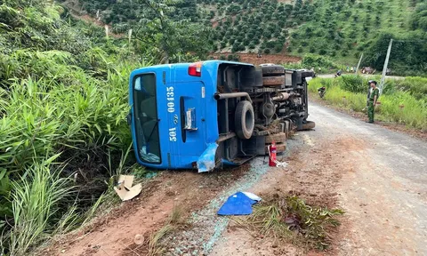 Xe chở sinh viên mất lái, lật nghiêng trên đèo khiến nhiều người bị thương