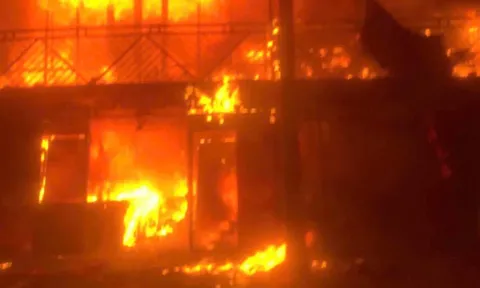 Quán mì cay bị cháy lớn thiêu rụi lúc rạng sáng