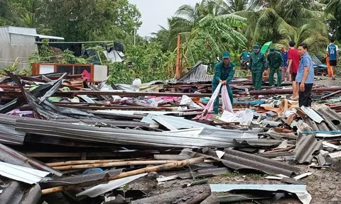 Cơn lốc dữ bất ngờ ập đến: Nhiều nhà dân bị thổi bay mái, sập đổ la liệt