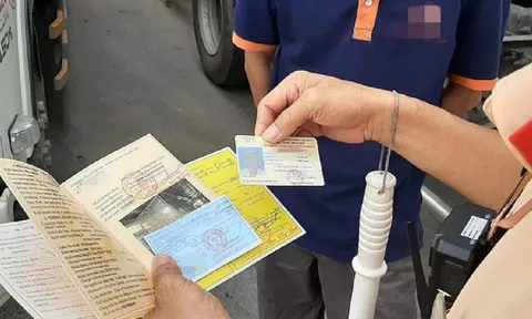 Bị tạm giữ giấy phép lái xe tích hợp, làm sao để được lái xe tiếp?