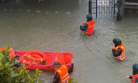 Clip: Người dân Đà Nẵng chật vật di chuyển sau cơn mưa lớn, sẵn sàng sơ tán tại khu vực ngập sâu